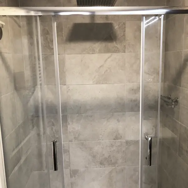 BruggeGreyShower2.webp