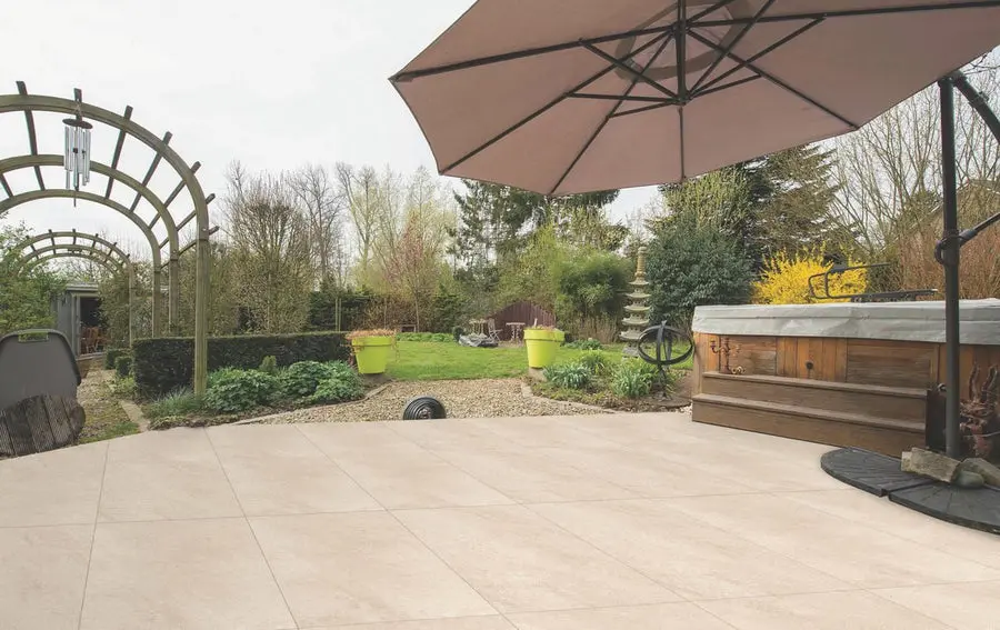 porcelain_paving_hammer_stone_beige_e74c9fb2-4896-4fc8-9da0-e06e4cdec629-922792_900x900_crop_center.webp
